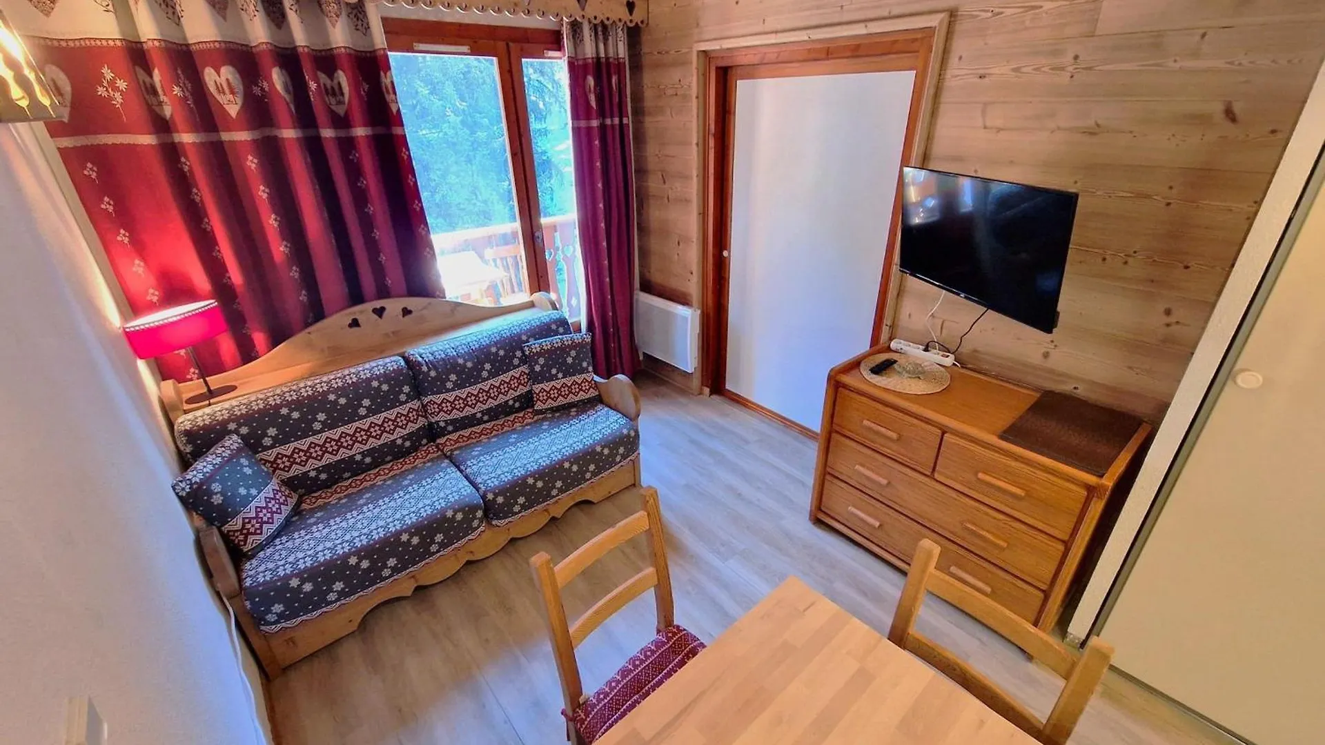 Charmant 2 Pieces Pour 4 Personnes Avec Balcon En Plein Coeur De Modane, 25M² - Fr-1-265-205 contacts